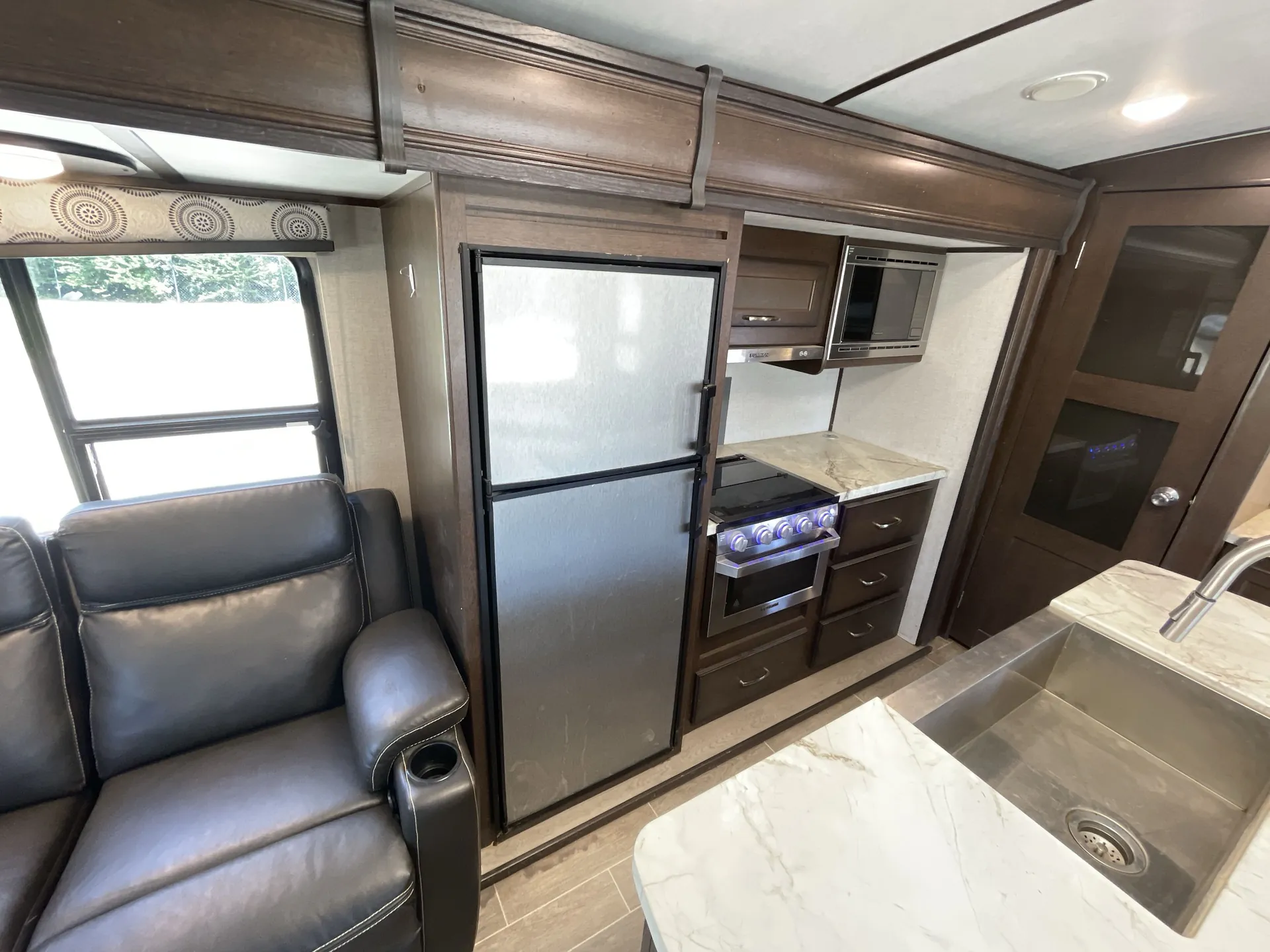 2020 Dutchmen Atlas 3302RL dealer photo 8 from Camping World