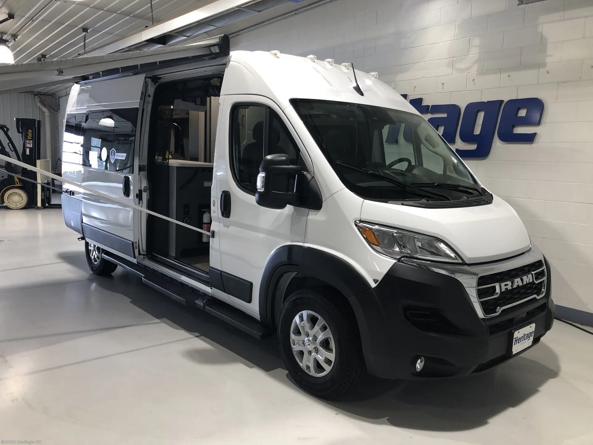 2025 Thor Motor Coach Dazzle 2JB - Photo 2