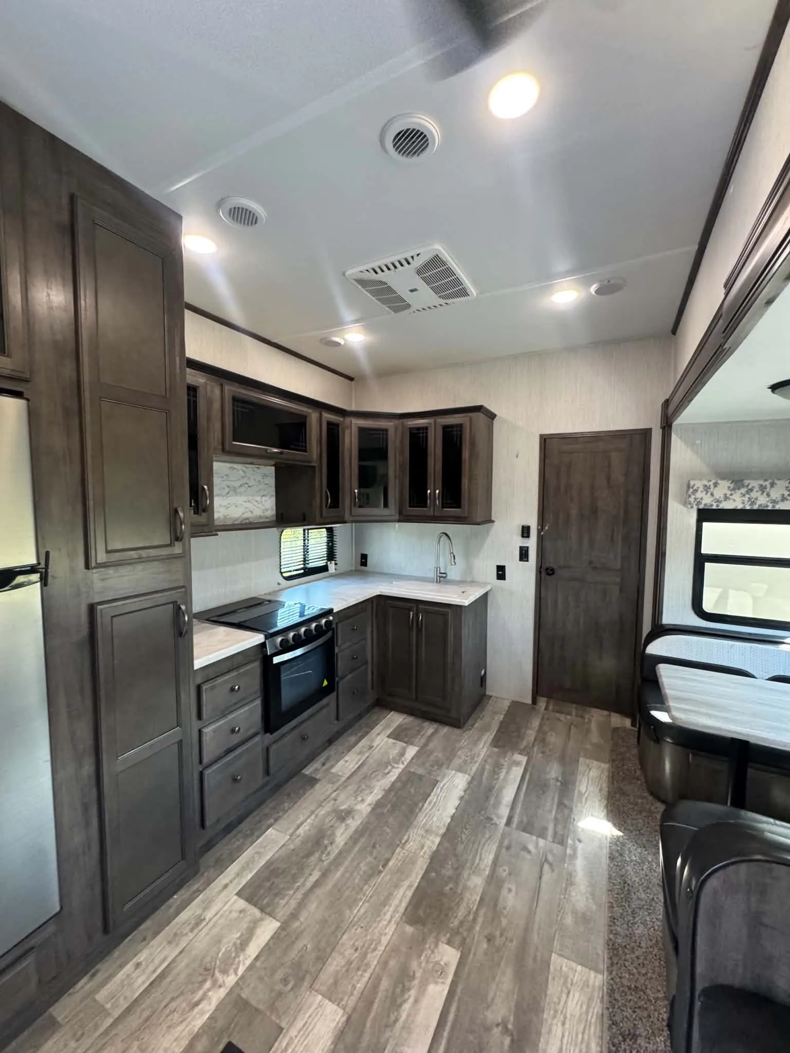 2021 Forest River Sandpiper 3330BH — Photo 6