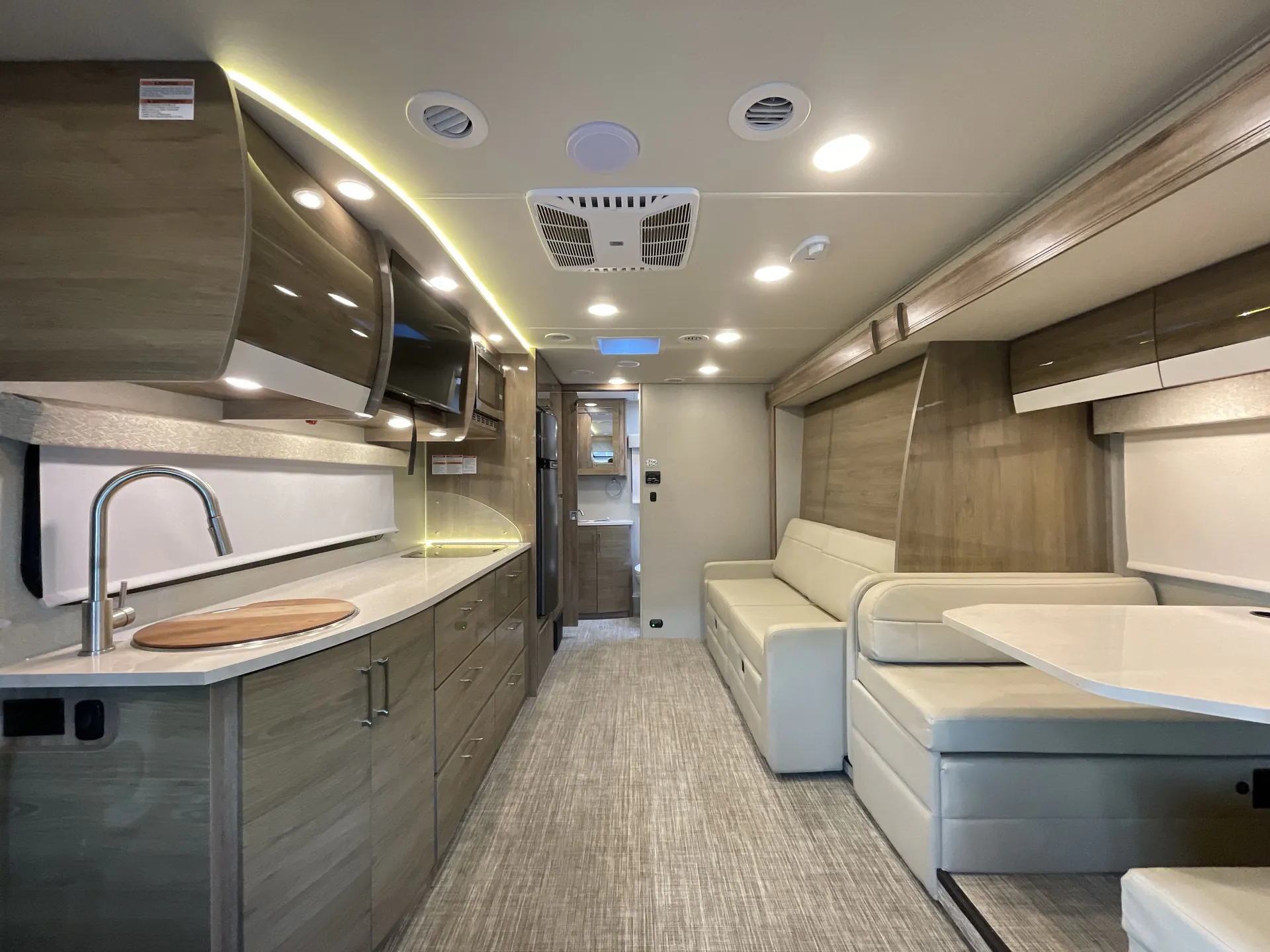 2020 entegra coach Qwest 24R - Photo 3
