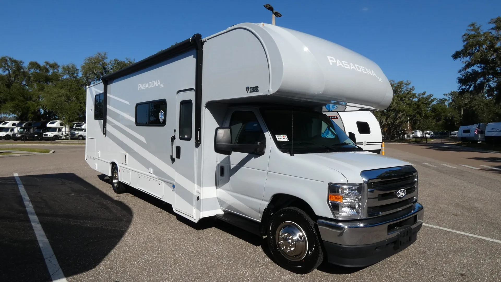 2026 Thor Motor Coach Pasadena SE SH31 - Photo 2