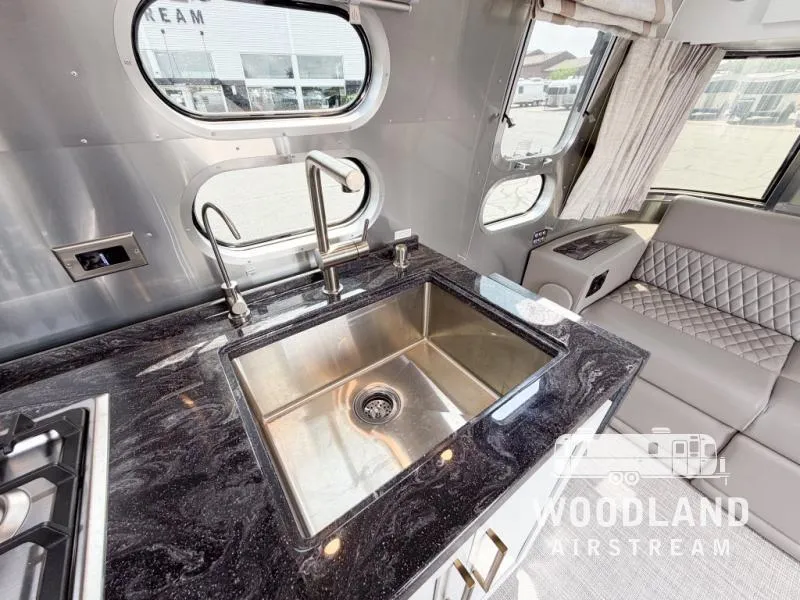 2026 Airstream Classic 28RB - Photo 3