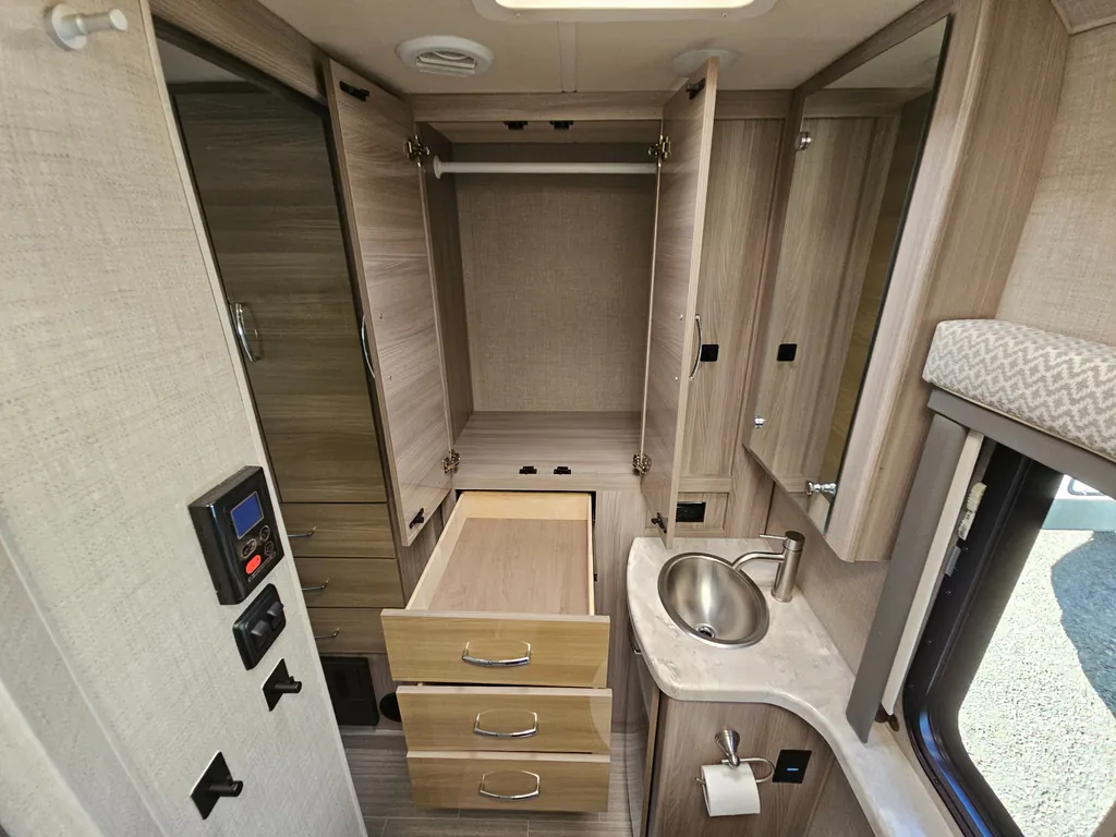 2021 Thor Motor Coach Tiburon 24FB, Photos photo 14