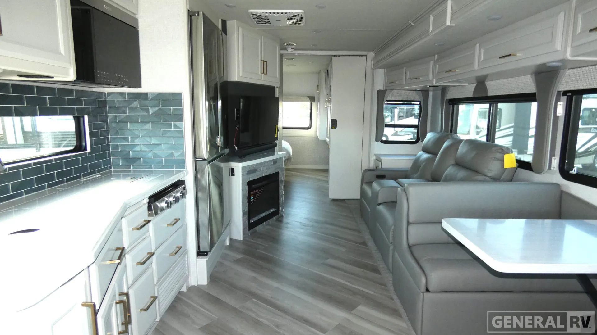 2026 Fleetwood Bounder 33C - Photo 3