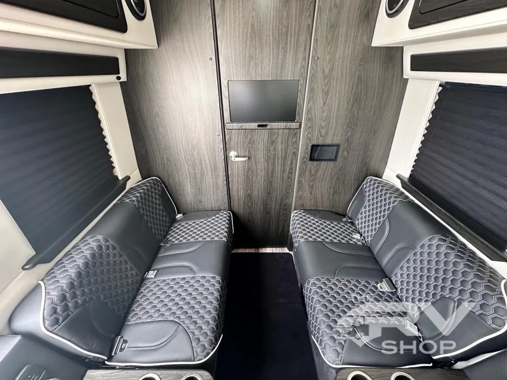 2025 Midwest Automotive Designs Luxe Cruiser D4, Photos photo 6