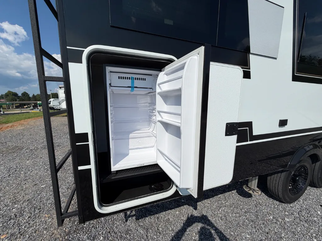 2027 Brinkley Model Z 2680, Photos photo 16