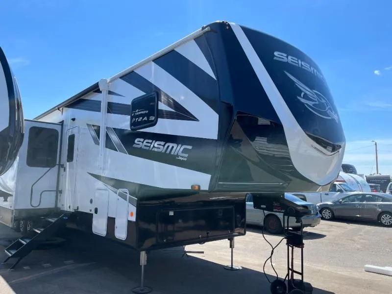 2025 Jayco Seismic 399 - Photo 2