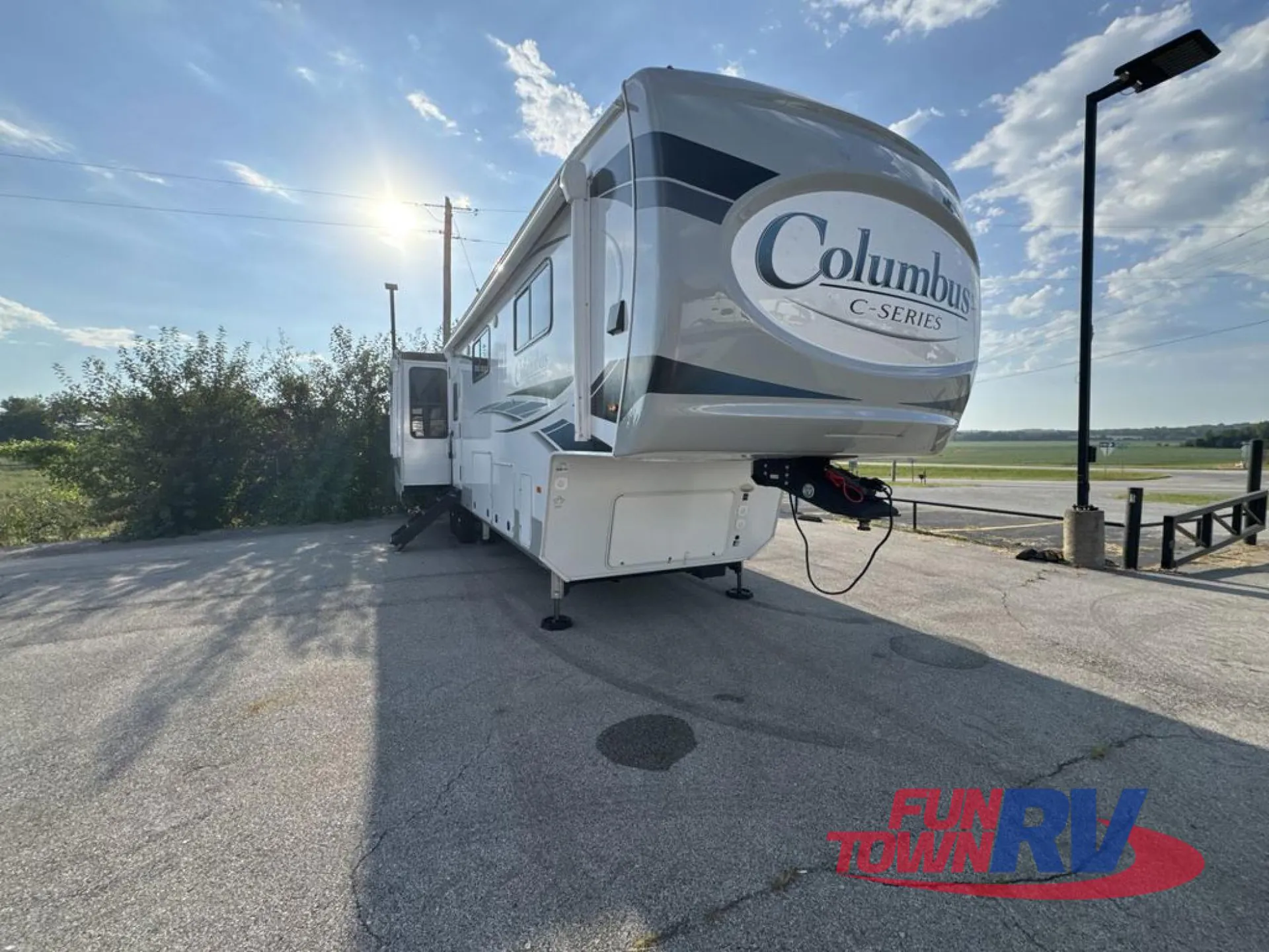 2022 Palomino Columbus 379MB dealer photo 1 from Fun Town RV