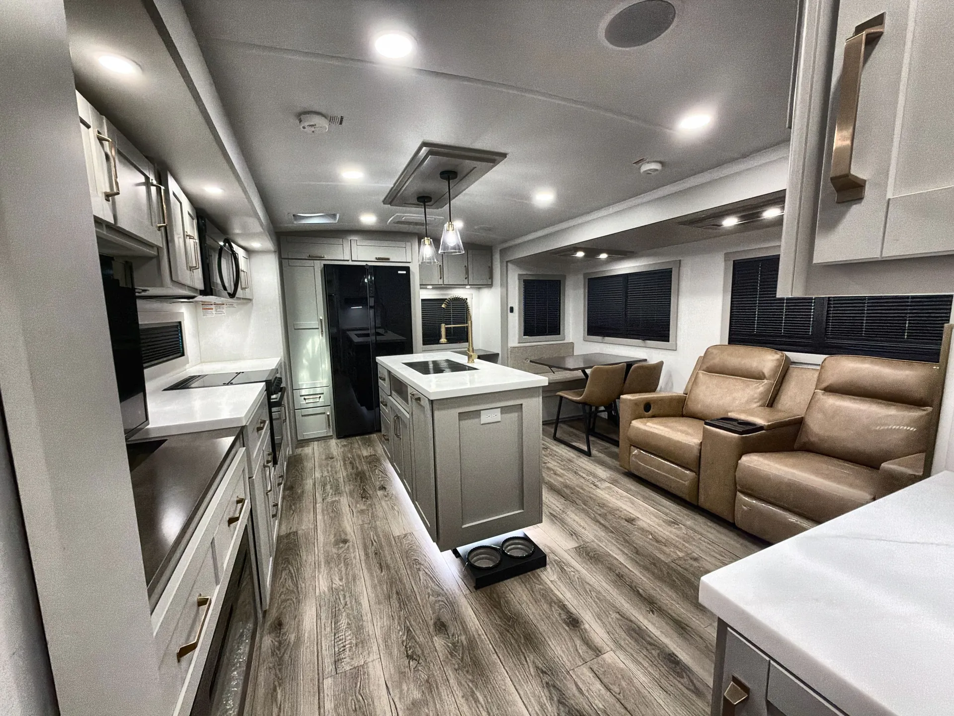 2025 Brinkley Model Z AIR 285 — living area main