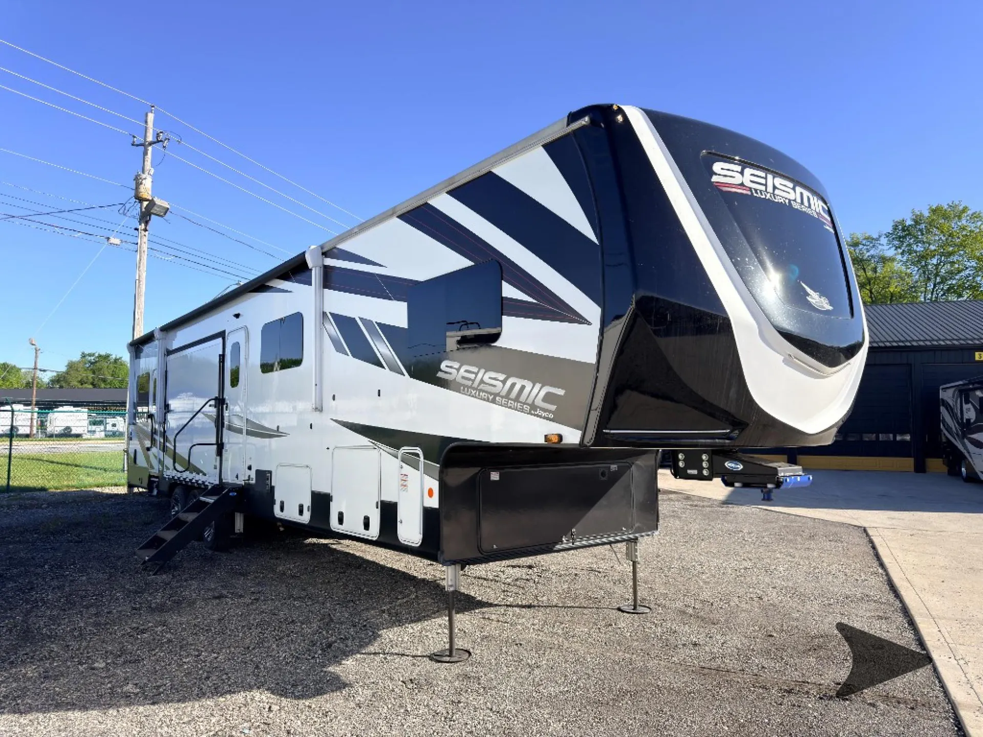 2023 Jayco Seismic Luxury Series 4113 - Photo 2