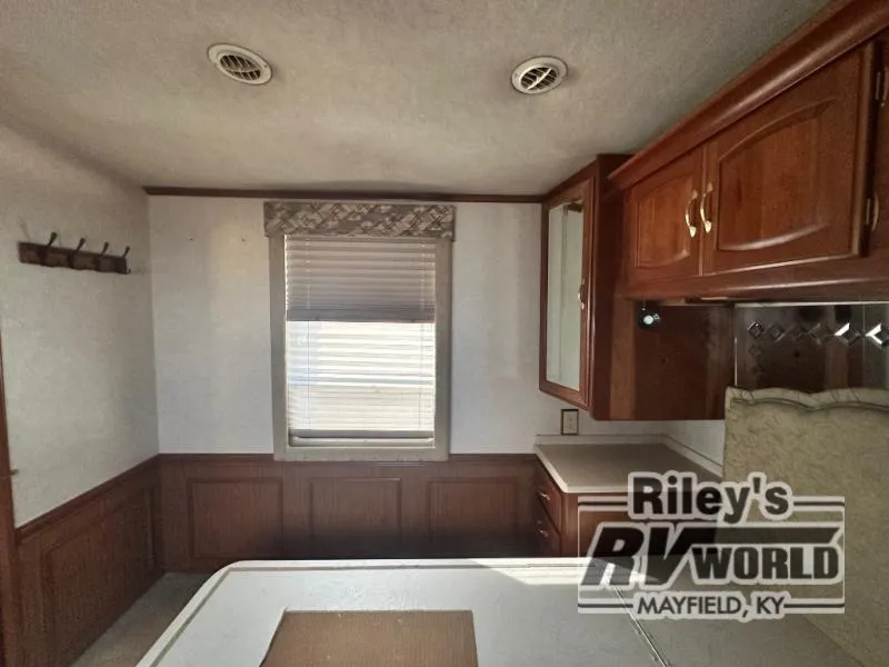 1995 Winnebago Luxor 37WQ - Photo 2