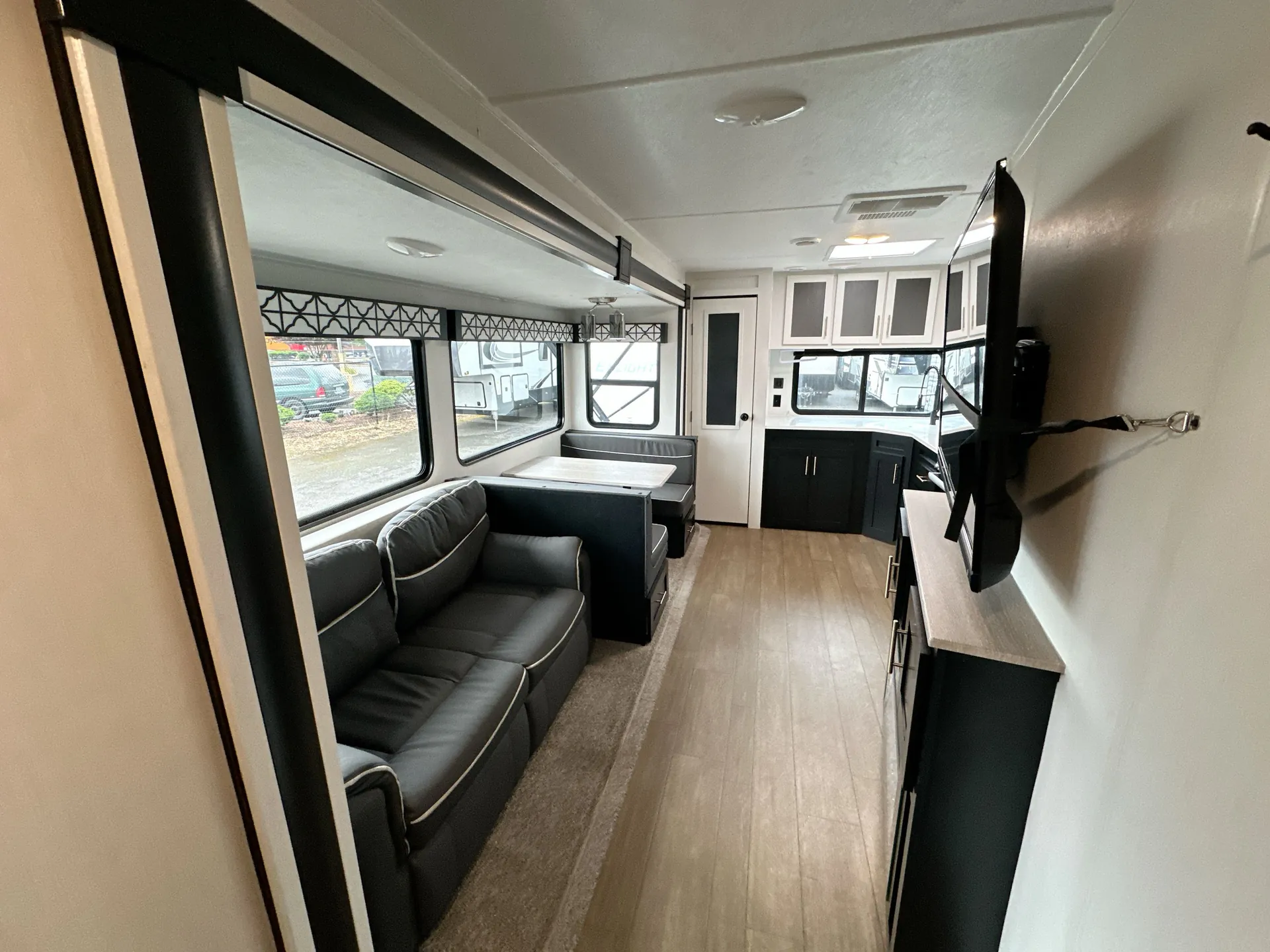 2022 Forest River Wildcat 303MBX - Photo 3