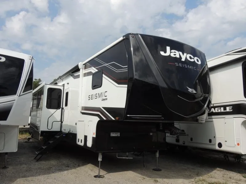 2026 Jayco Seismic 395 - Photo 3