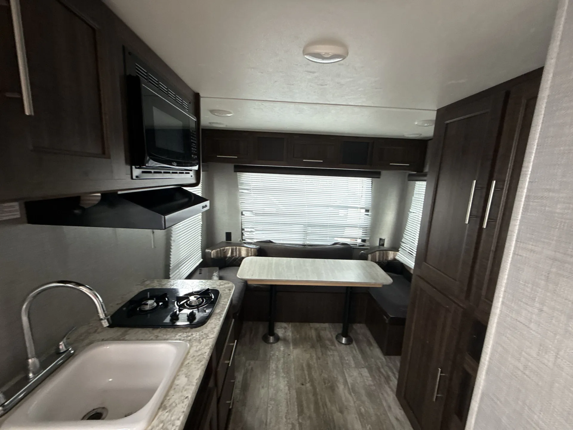 2019 CrossRoads Zinger Lite 18RD — living area main