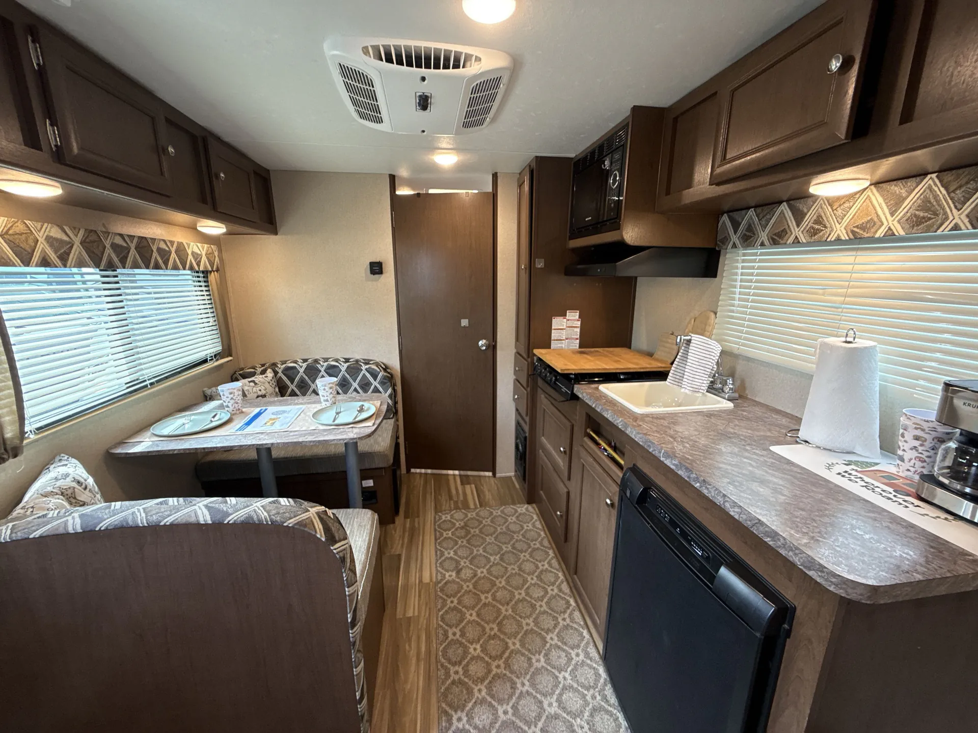 2018 Shasta Oasis 18FQ — living area main