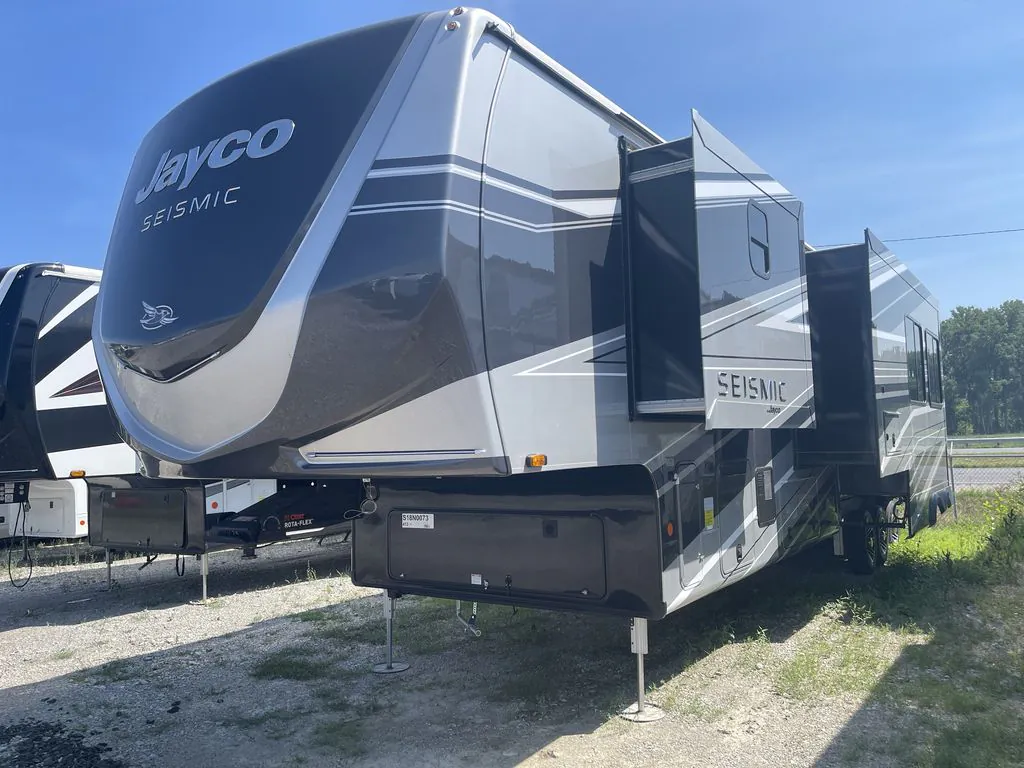 2025 Jayco Seismic 413 - Photo 3