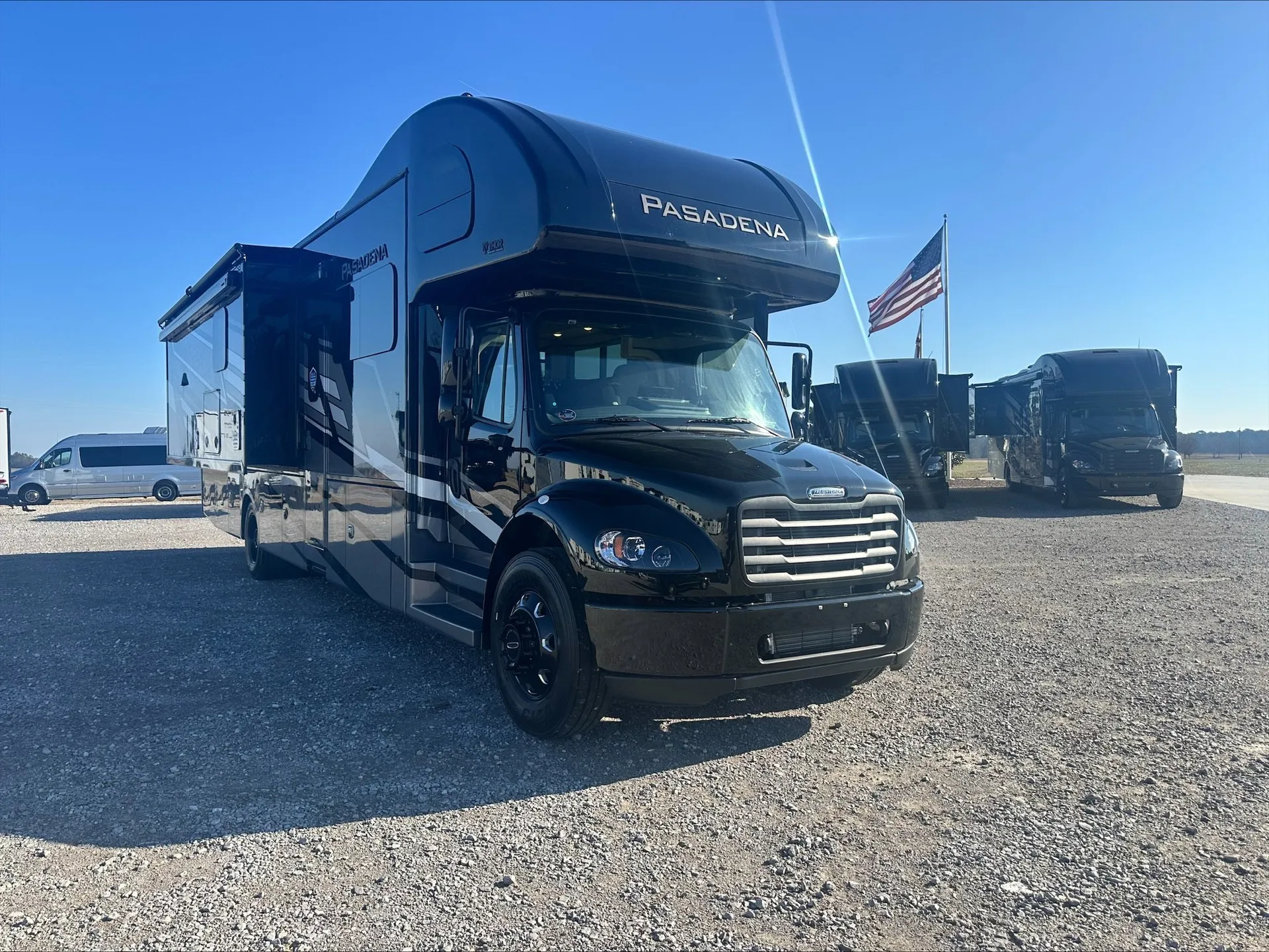 2026 Thor Motor Coach Pasadena 38FX - Photo 2