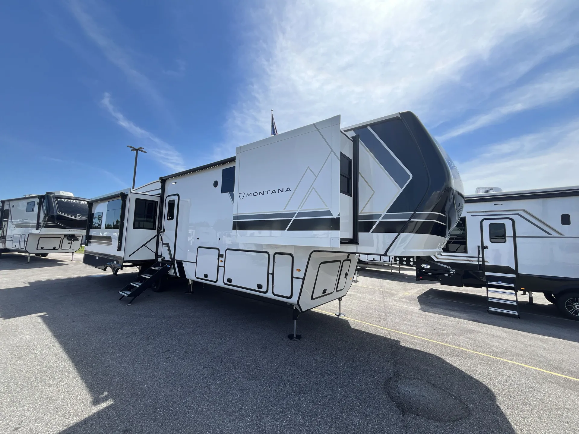 2026 Keystone Montana 3781RL - Photo 2