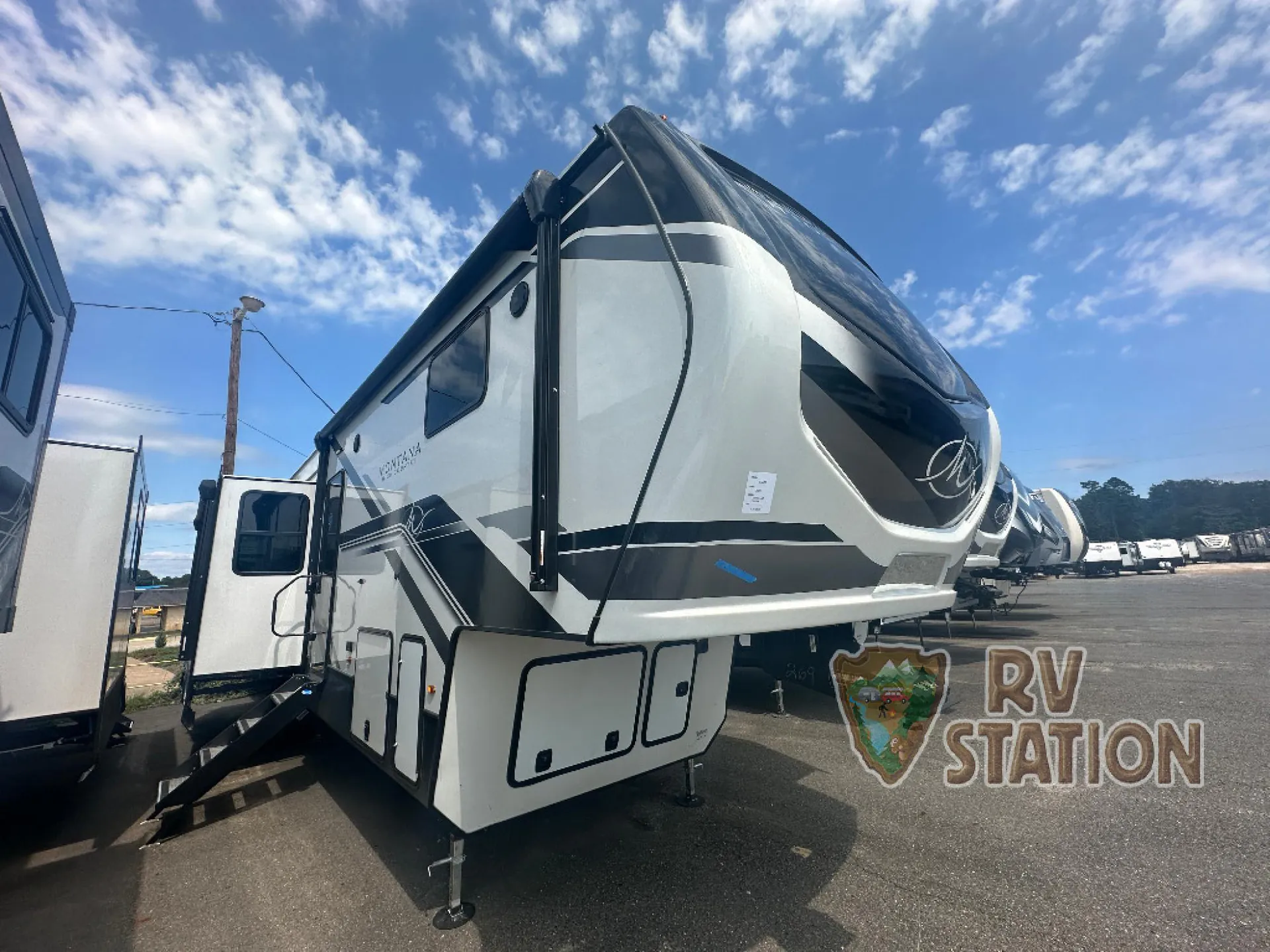 2025 Keystone Montana High Country 389BH - Photo 2