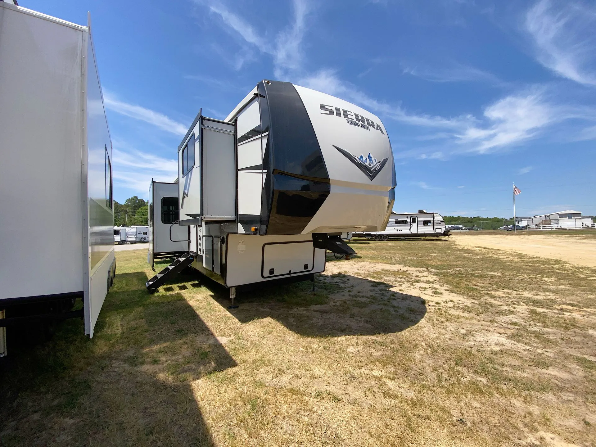 2022 Forest River Sierra Luxury 38FKOK - Photo 2
