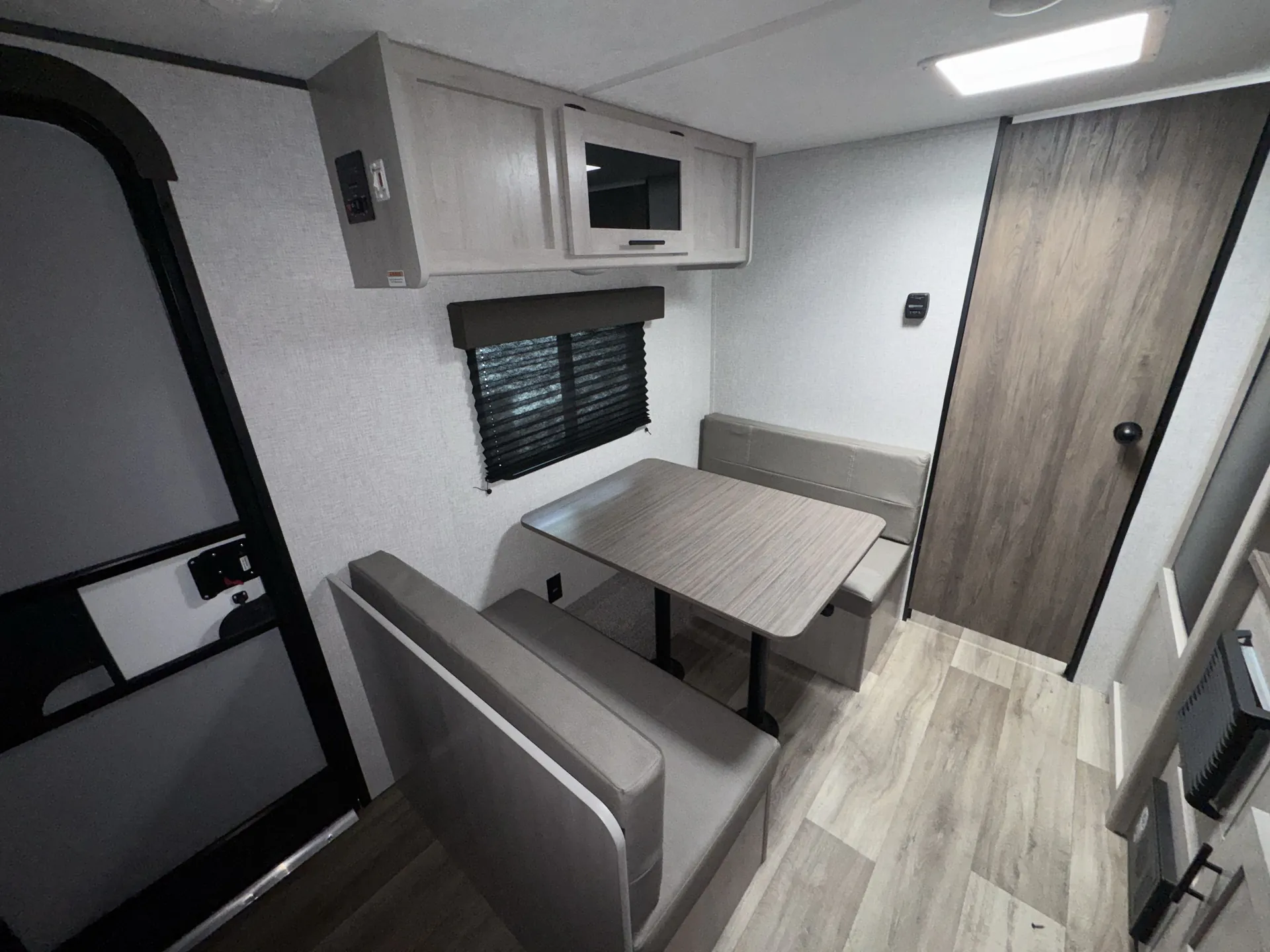 2025 crossroads Zinger 18RB — living area main