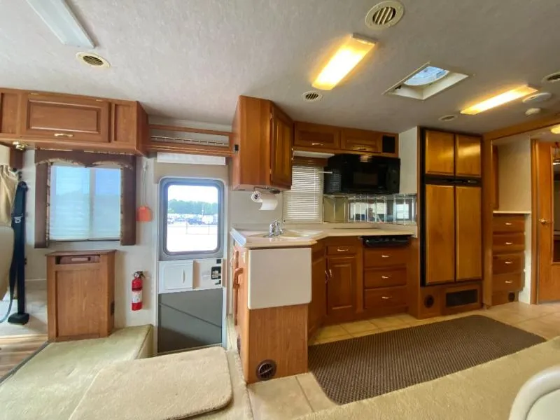 2004 National RV Dolphin Used    5355 - Photo 3