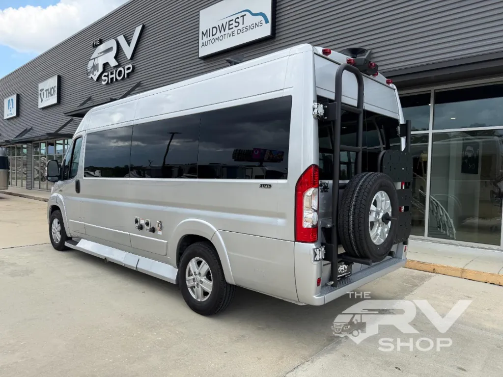 2025 Midwest Automotive Designs Luxe Cruiser D4, Photos photo 13