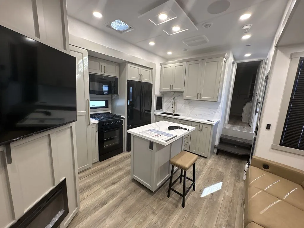 2026 Brinkley Model G 4000, Photos photo 12