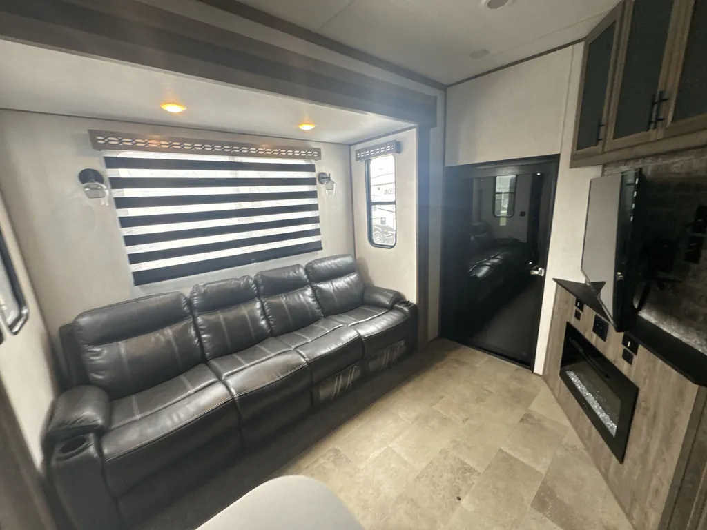 2021 Forest River Rogue Armored 351G2, Photos photo 3
