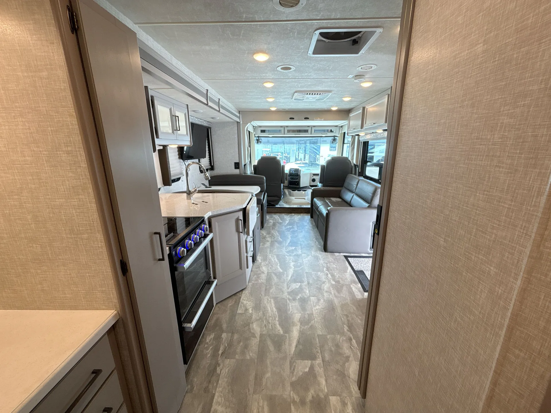 2021 Thor Motor Coach Windsport 31C — living area main