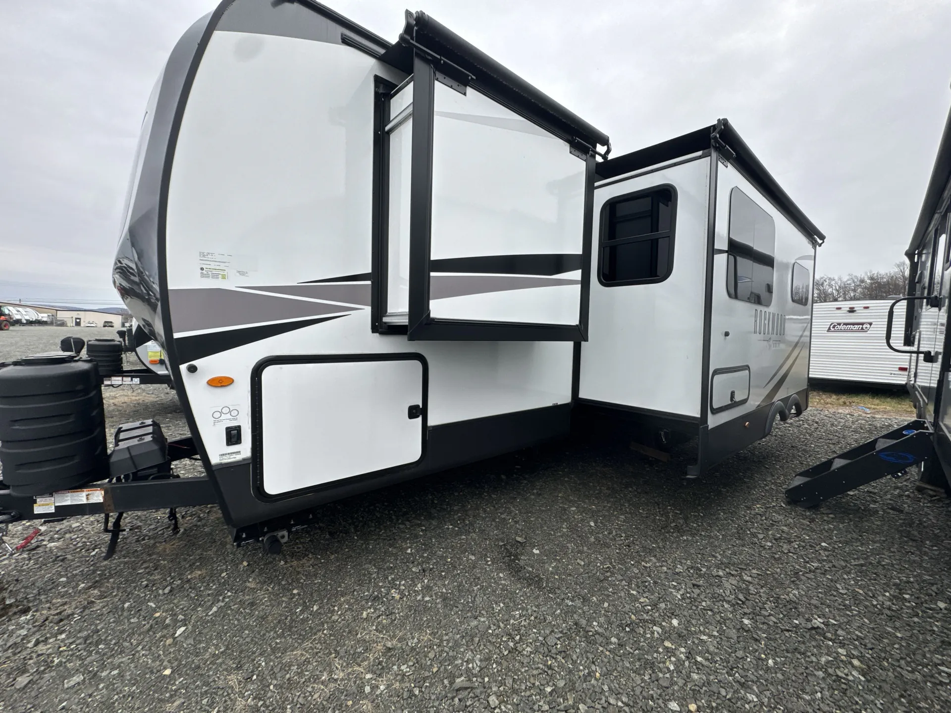 2024 Forest River Rockwood Ultra Lite 2706WS — off campside