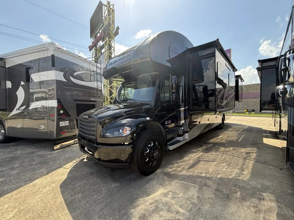 2026 Thor Motor Coach Pasadena 38XL - Photo 2