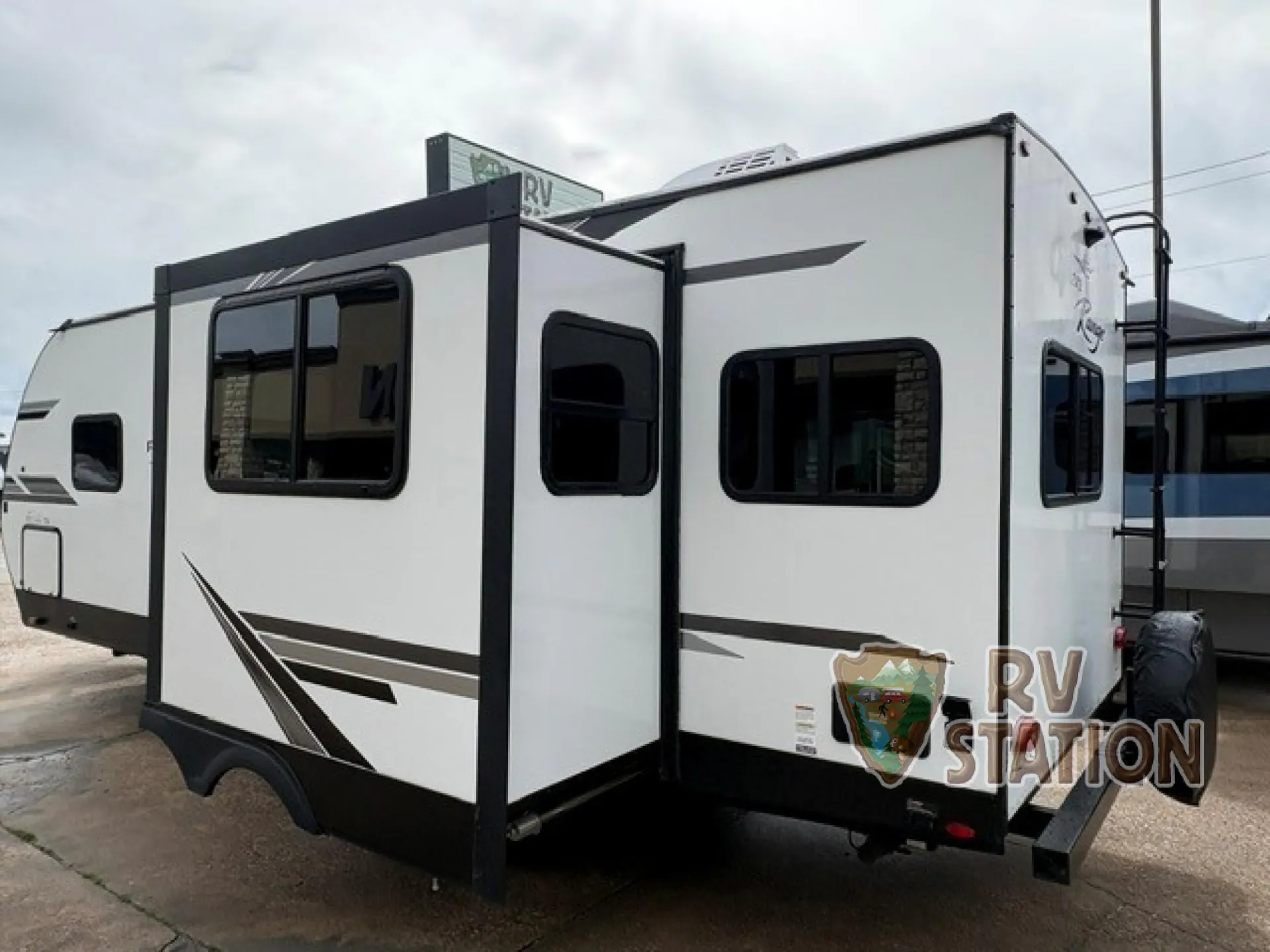 2022 Highland Ridge Range Lite 242RL - Photo 3