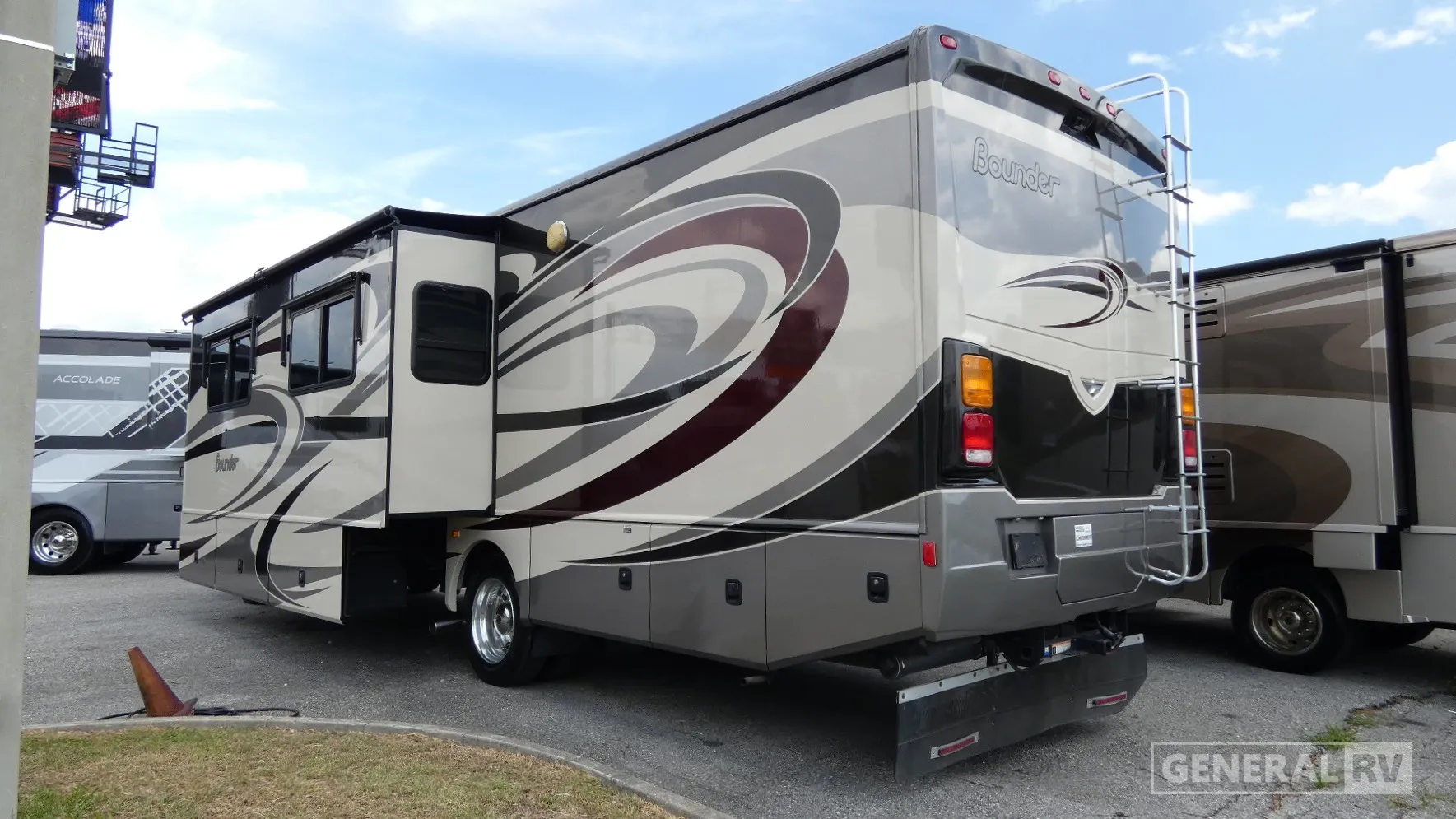 2014 Fleetwood Bounder 35K - Photo 4