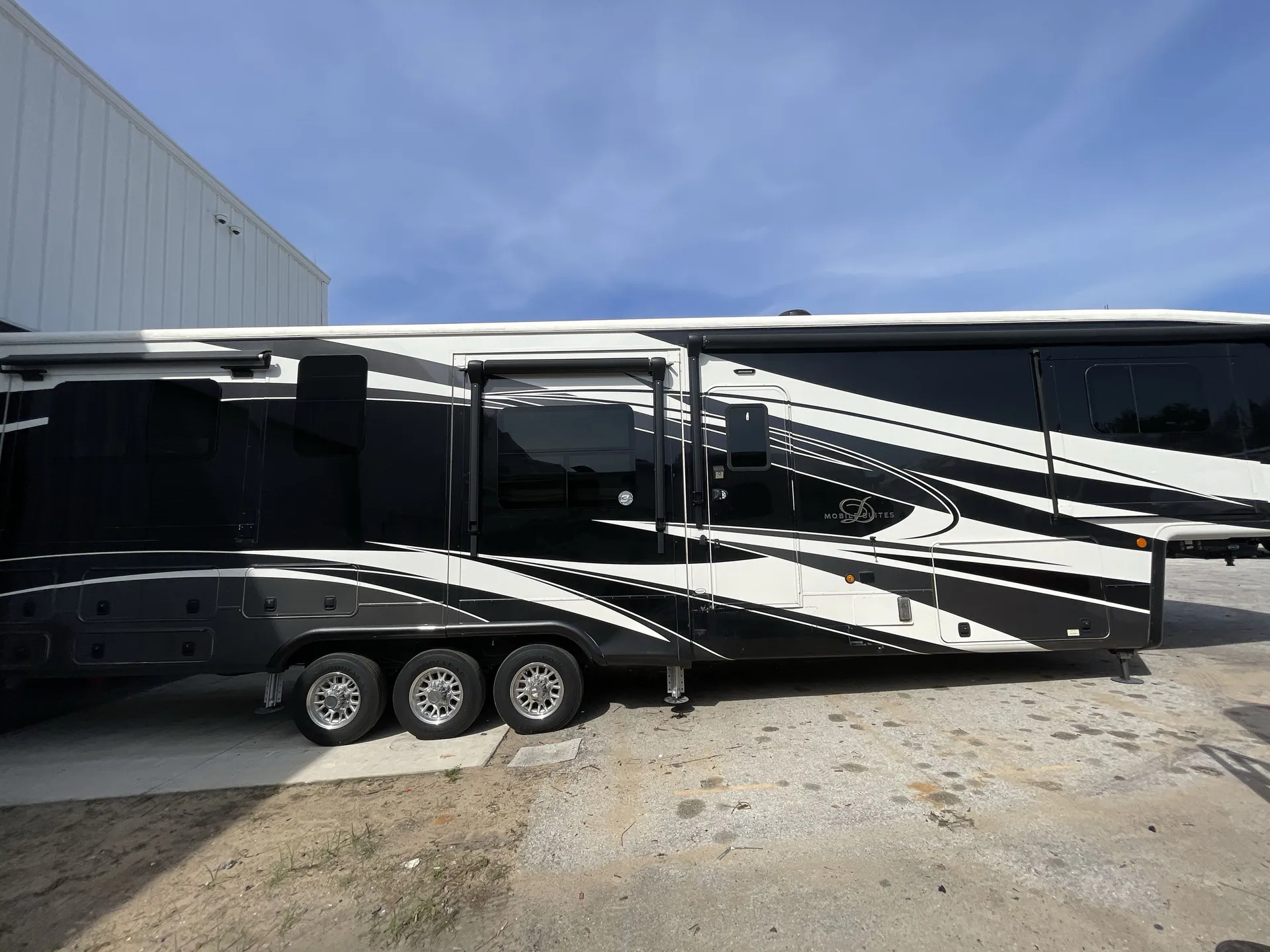 2021 DRV Mobile Suites 44 Columbus — campside
