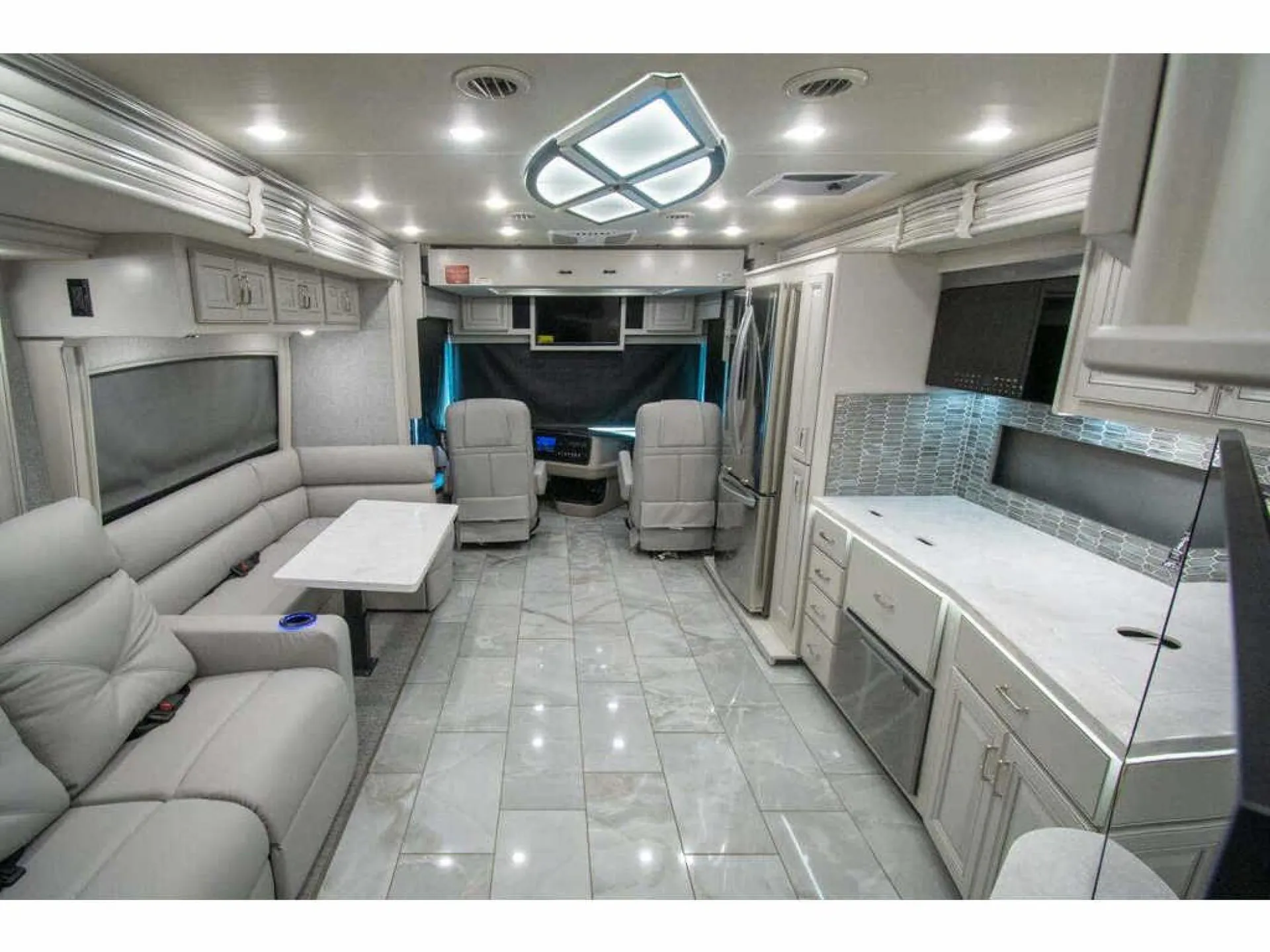 2026 Holiday Rambler Endeavor 38N - Photo 3