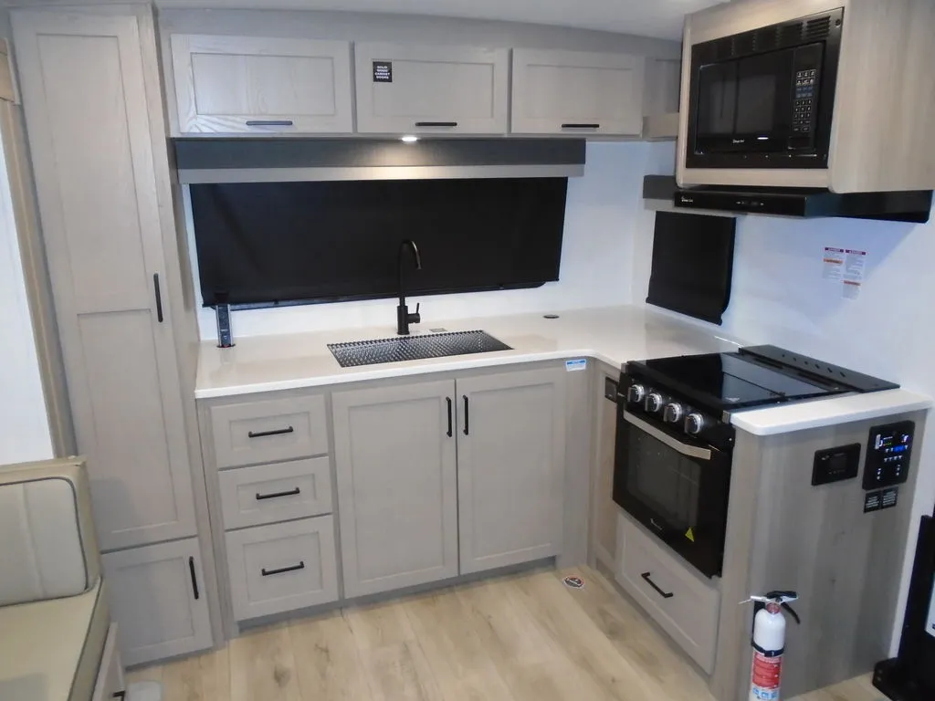 2026 Forest River Rockwood Mini Lite 2506FK — Photo 7