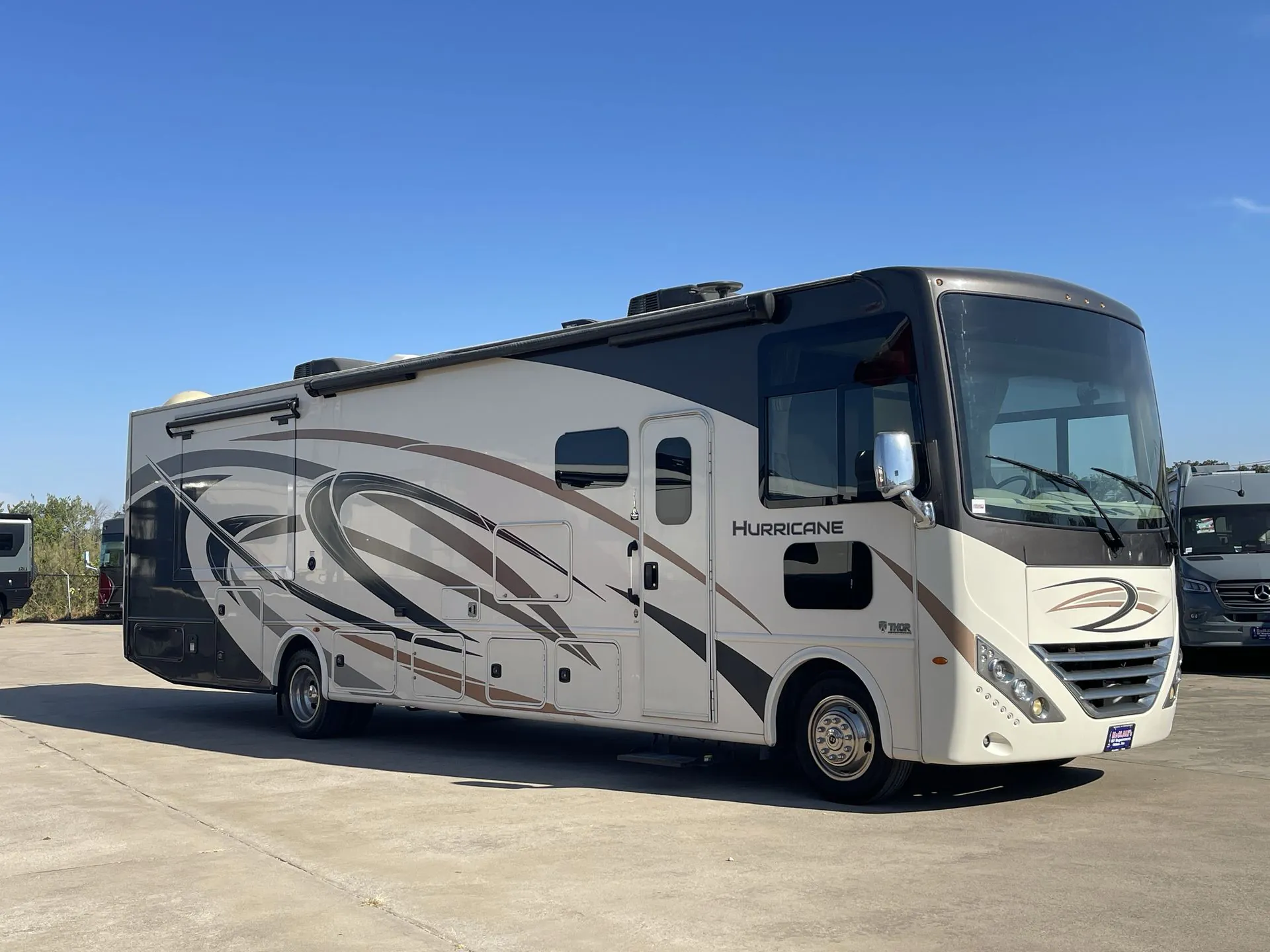 2019 Thor Motor Coach Hurricane 35M - Photo 2