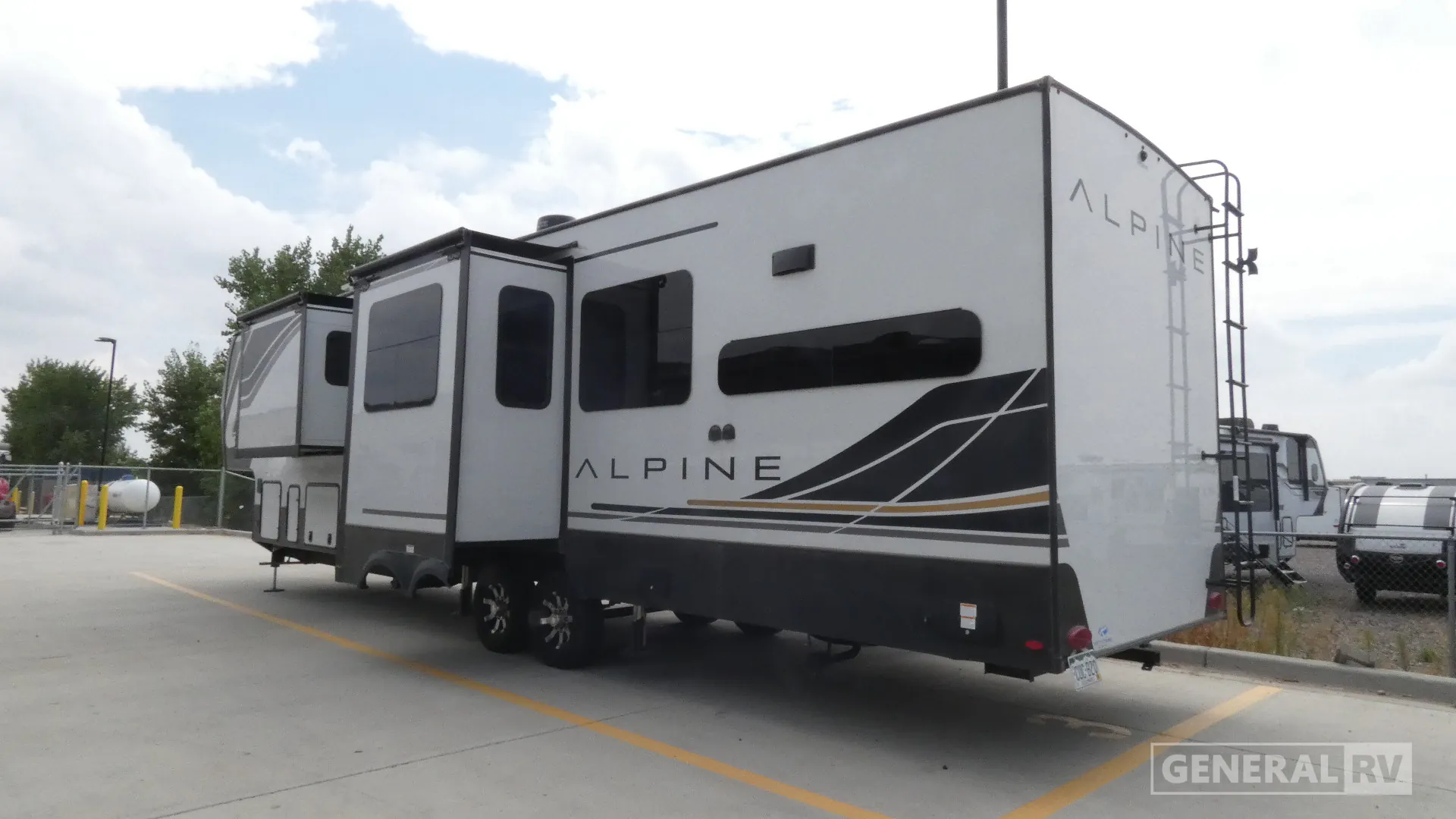 2025 Keystone Alpine 3910RK - Photo 4