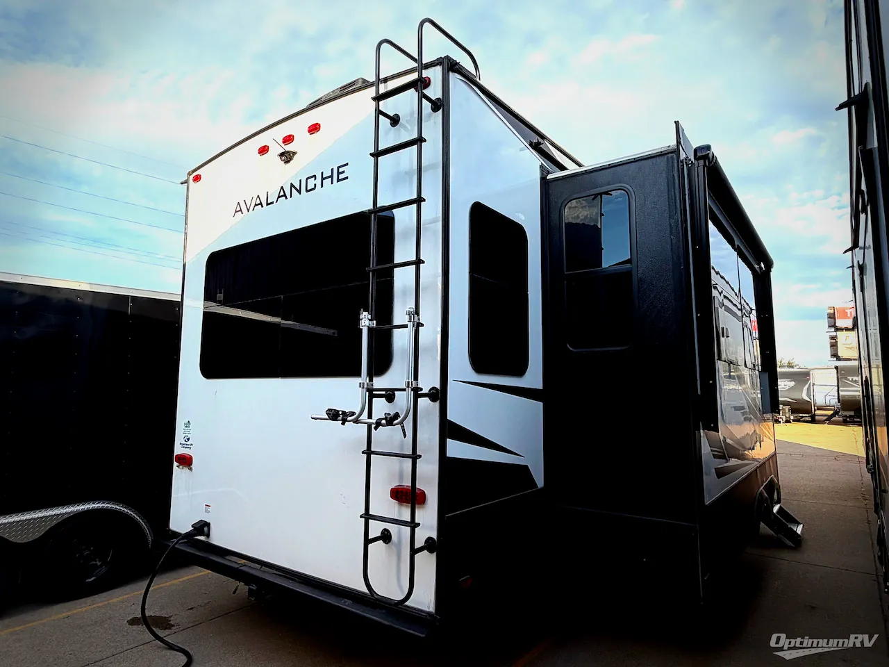 2020 Keystone Avalanche 313RS - Photo 3