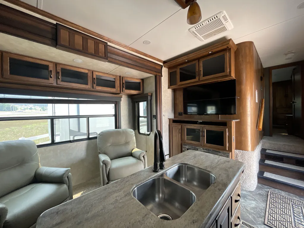 2014 Keystone Raptor 415, Photos photo 10