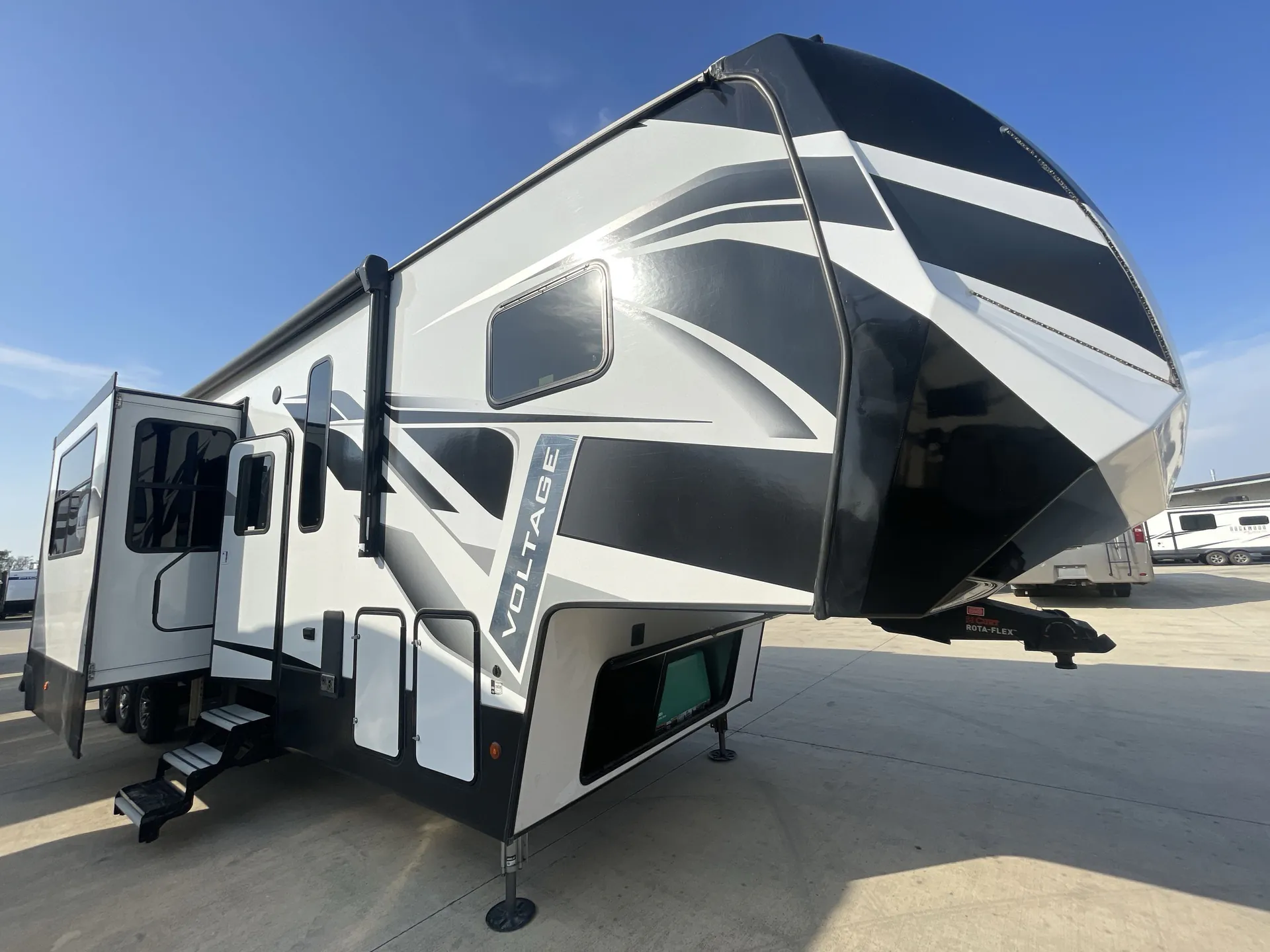 2022 Dutchmen Voltage Triton 3911 - Photo 2