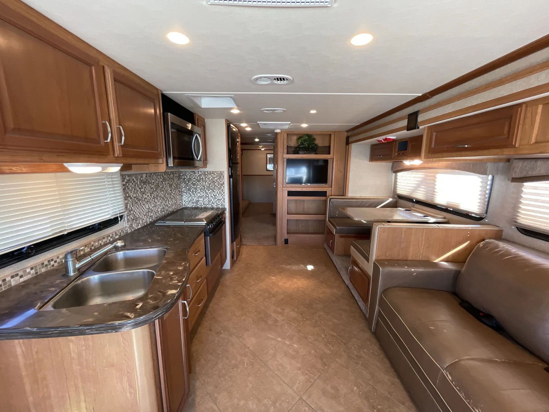 2015 Fleetwood Bounder Classic 34B — living area main