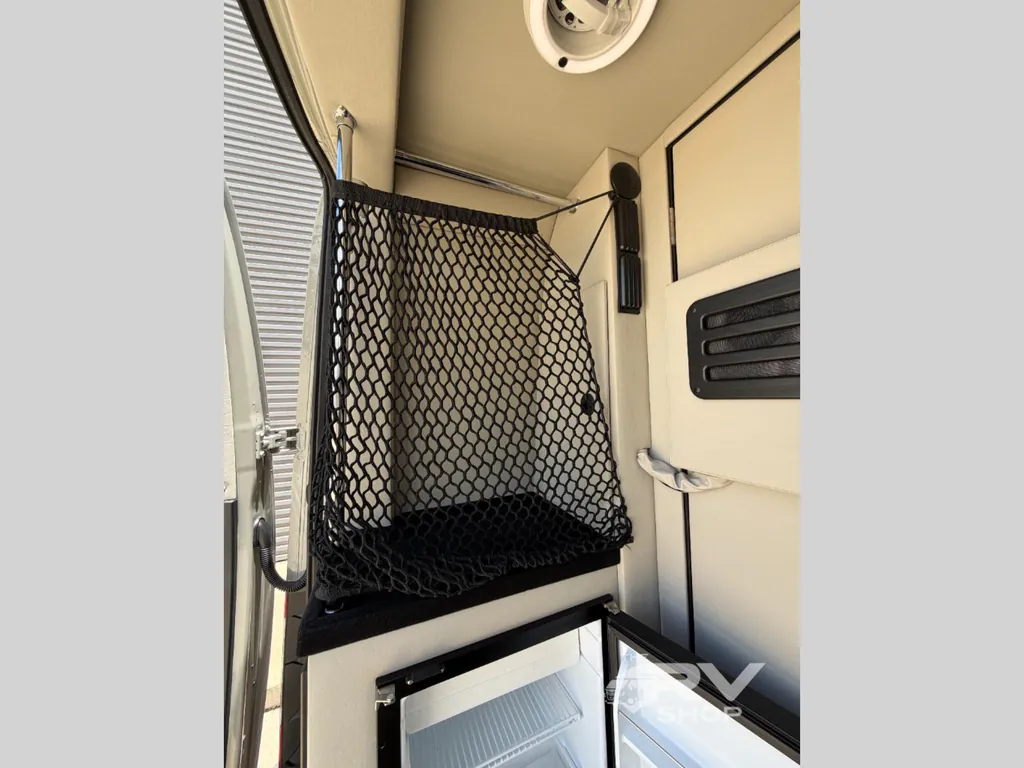 2027 Midwest Automotive Designs Luxe Cruiser D4, Photos photo 3