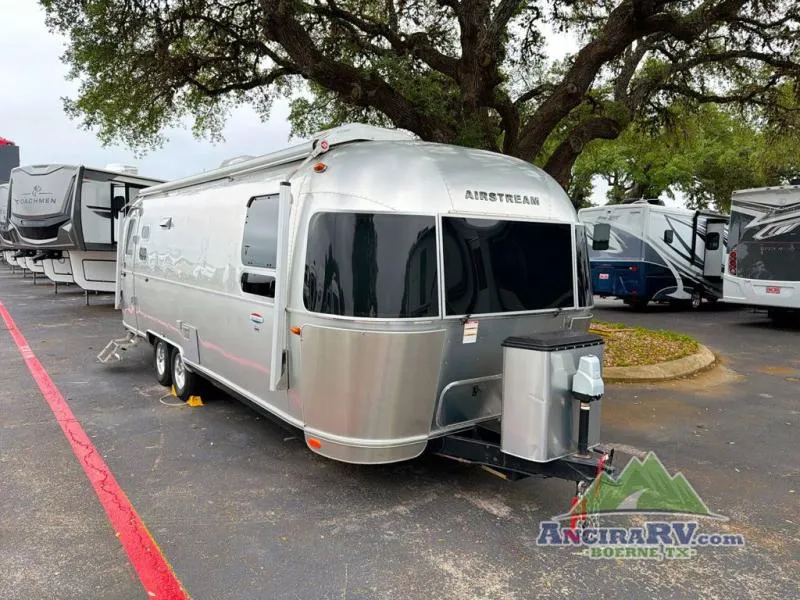 2017 Airstream International Signature 27FB - Photo 2