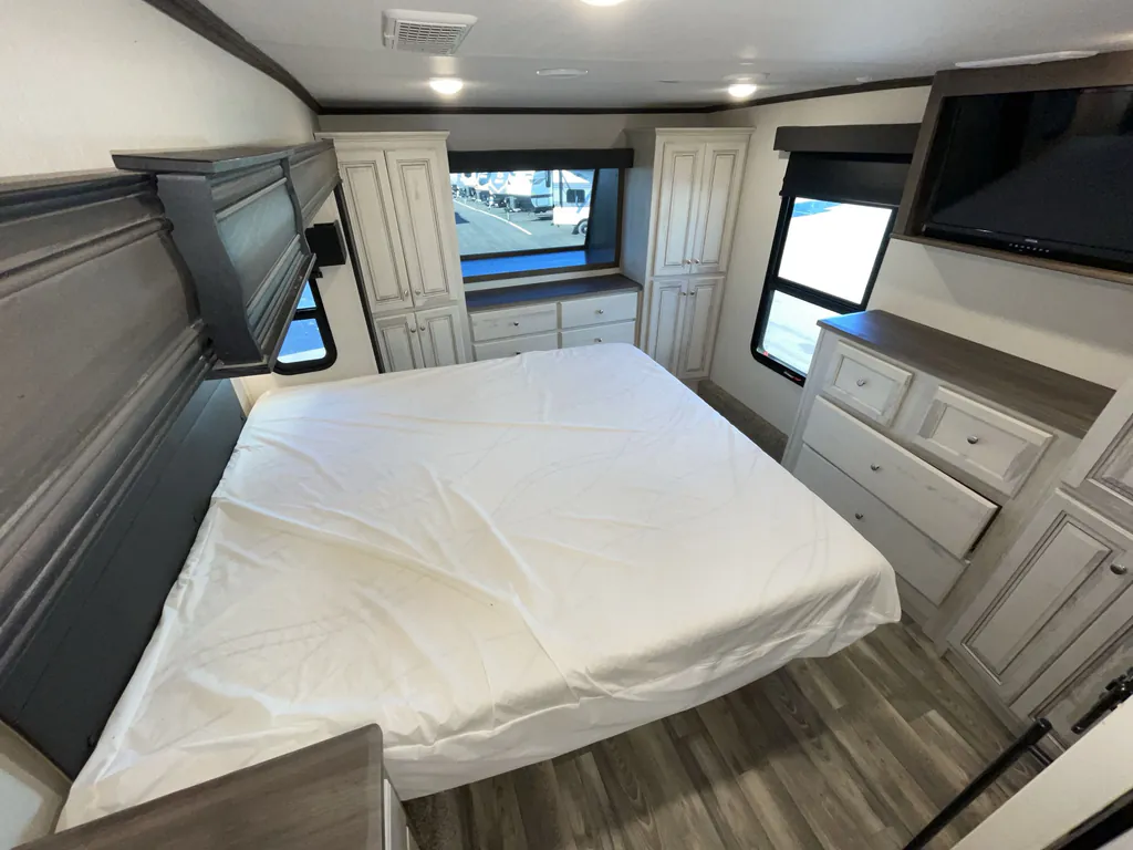 2022 Forest River Cardinal Luxury 380RLX, Photos photo 15