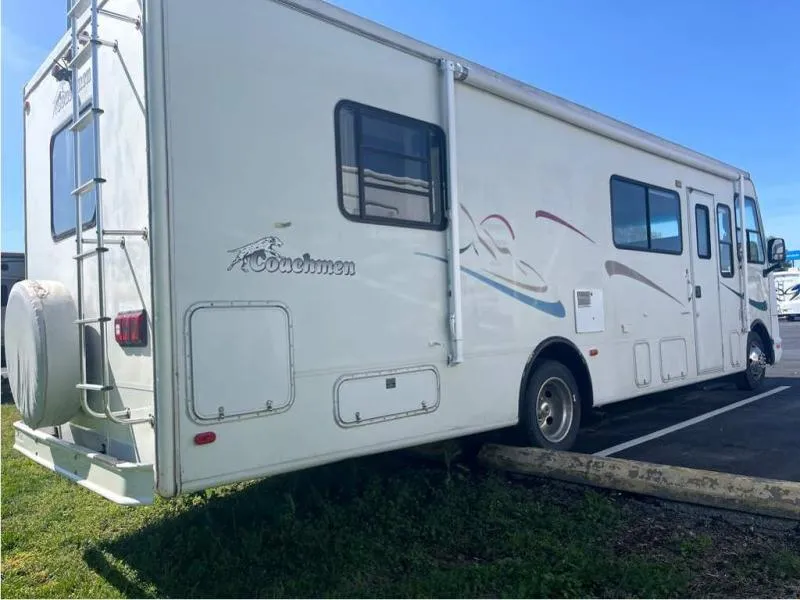 2002 Coachmen RV Pathfinder 300QB - Photo 3