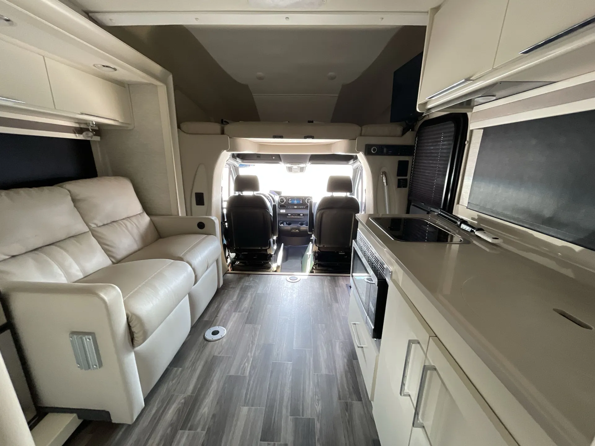 2020 Tiffin Wayfarer 24 TW — living area main