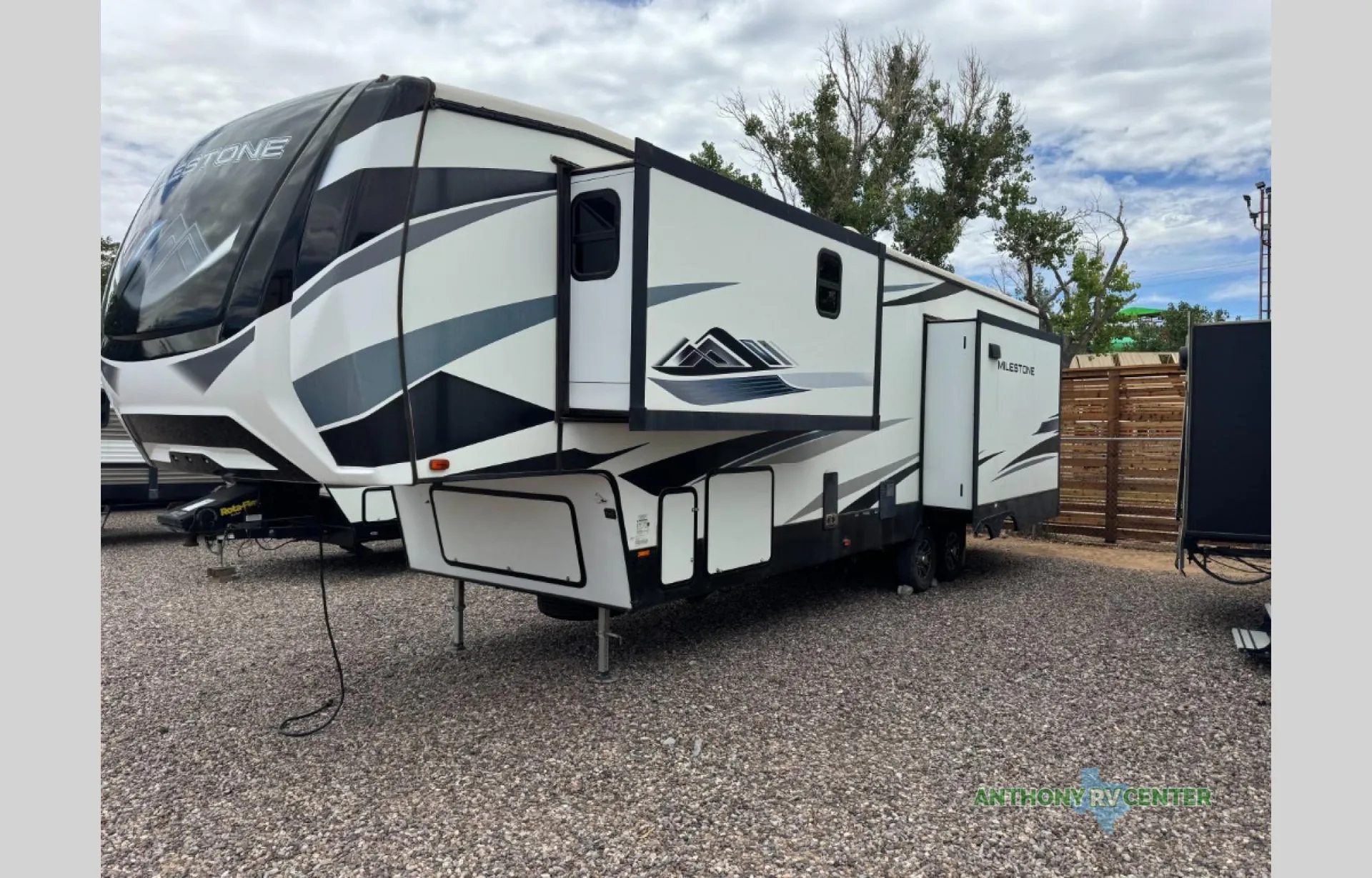 2022 Heartland Milestone 326RL - Photo 4