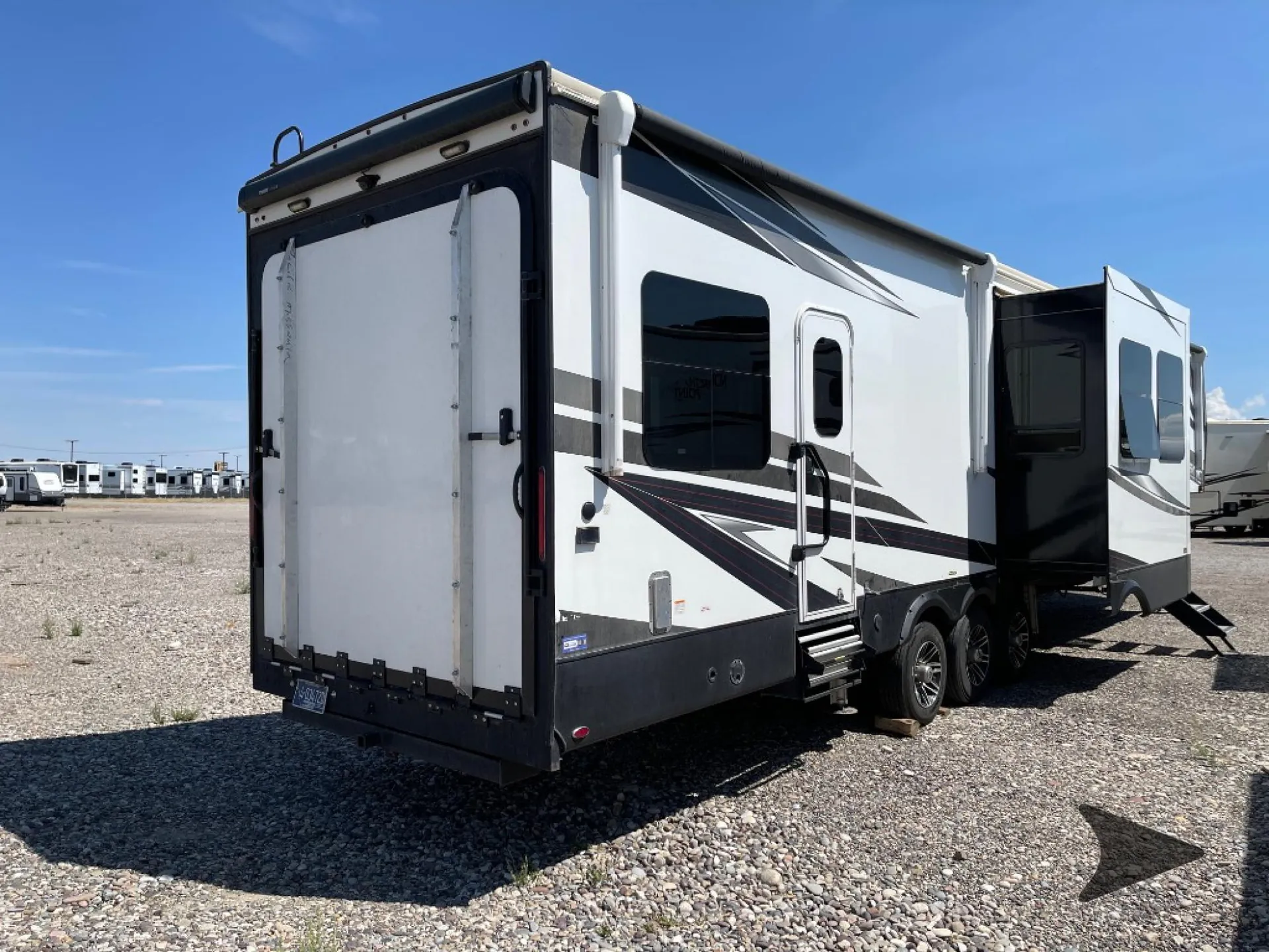 2023 Jayco Seismic Luxury Series 3815 - Photo 3